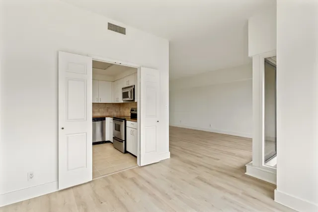 $319,000 | 2001 Holcombe Boulevard, Unit 1905, Houston, TX 77030