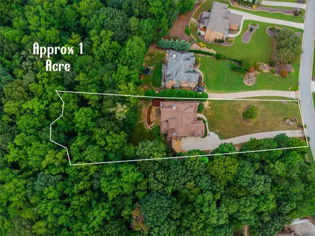 a view of yard with green space