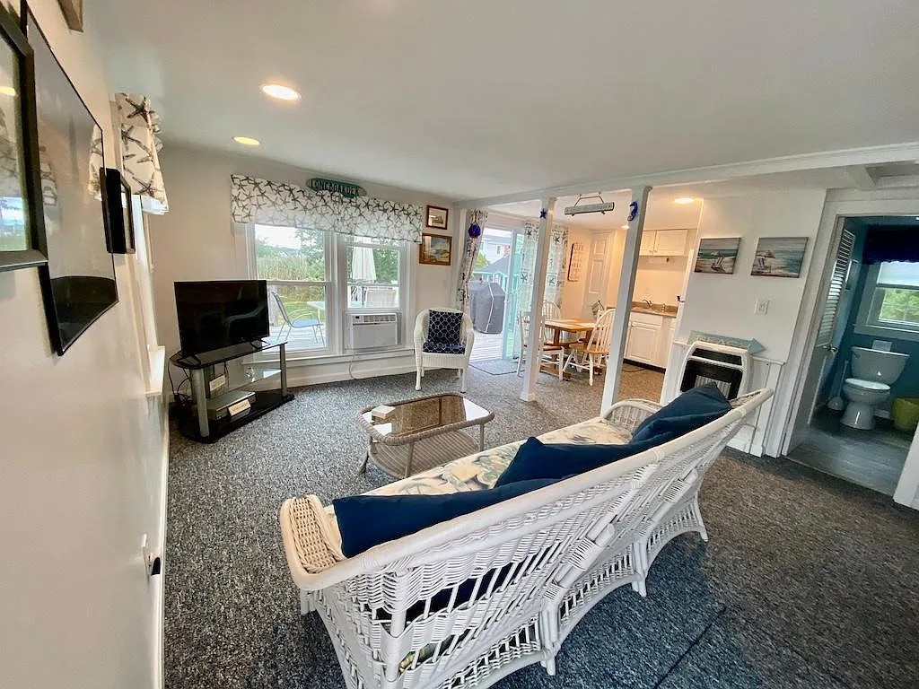 34 Ellery Avenue Middletown, RI 02842 - Photo 4 of 16