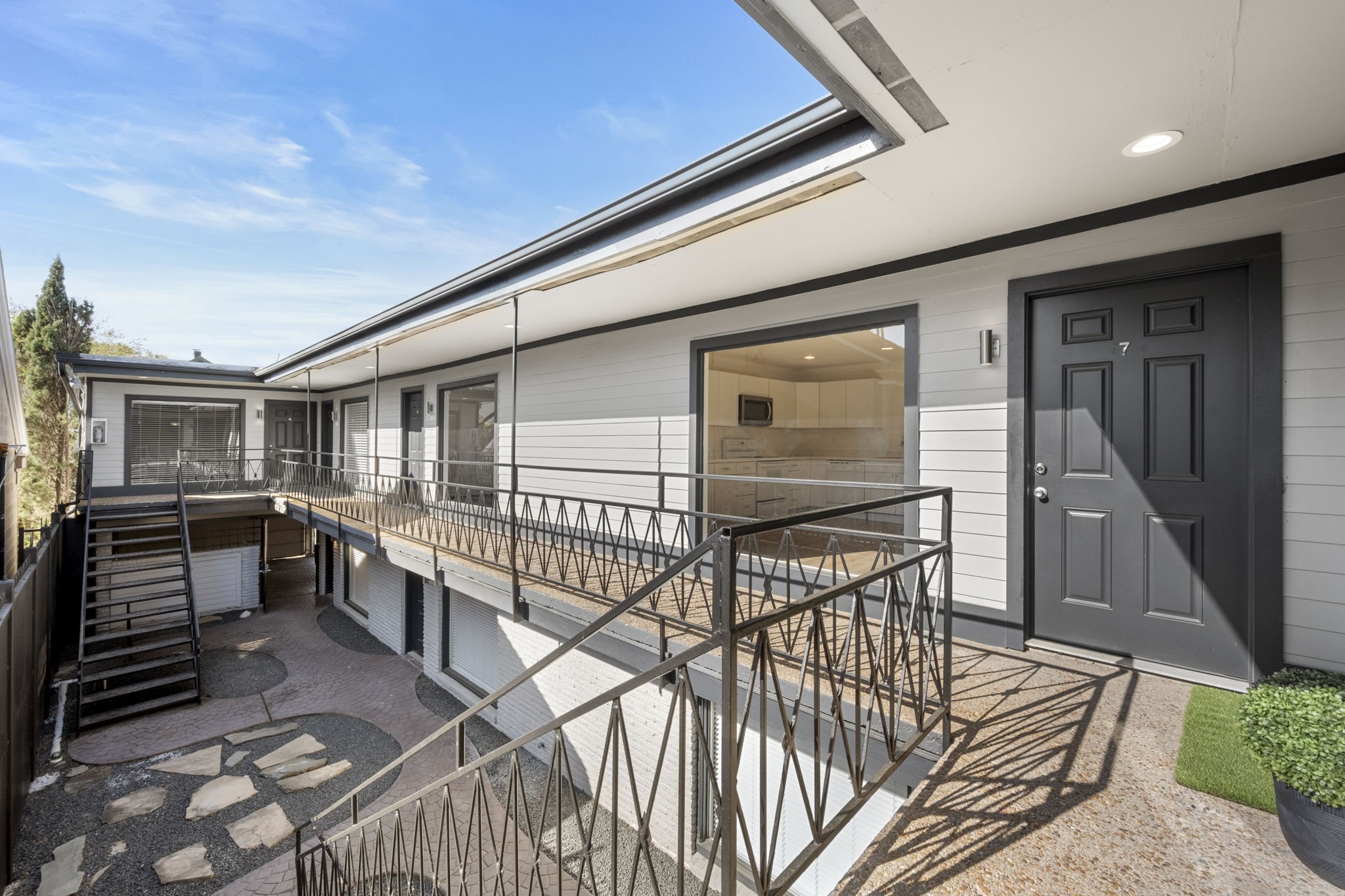 234 Westheimer Road, Unit 8 Houston, TX 77006 - Photo 17 of 24 2nd Floor View of Courtyard