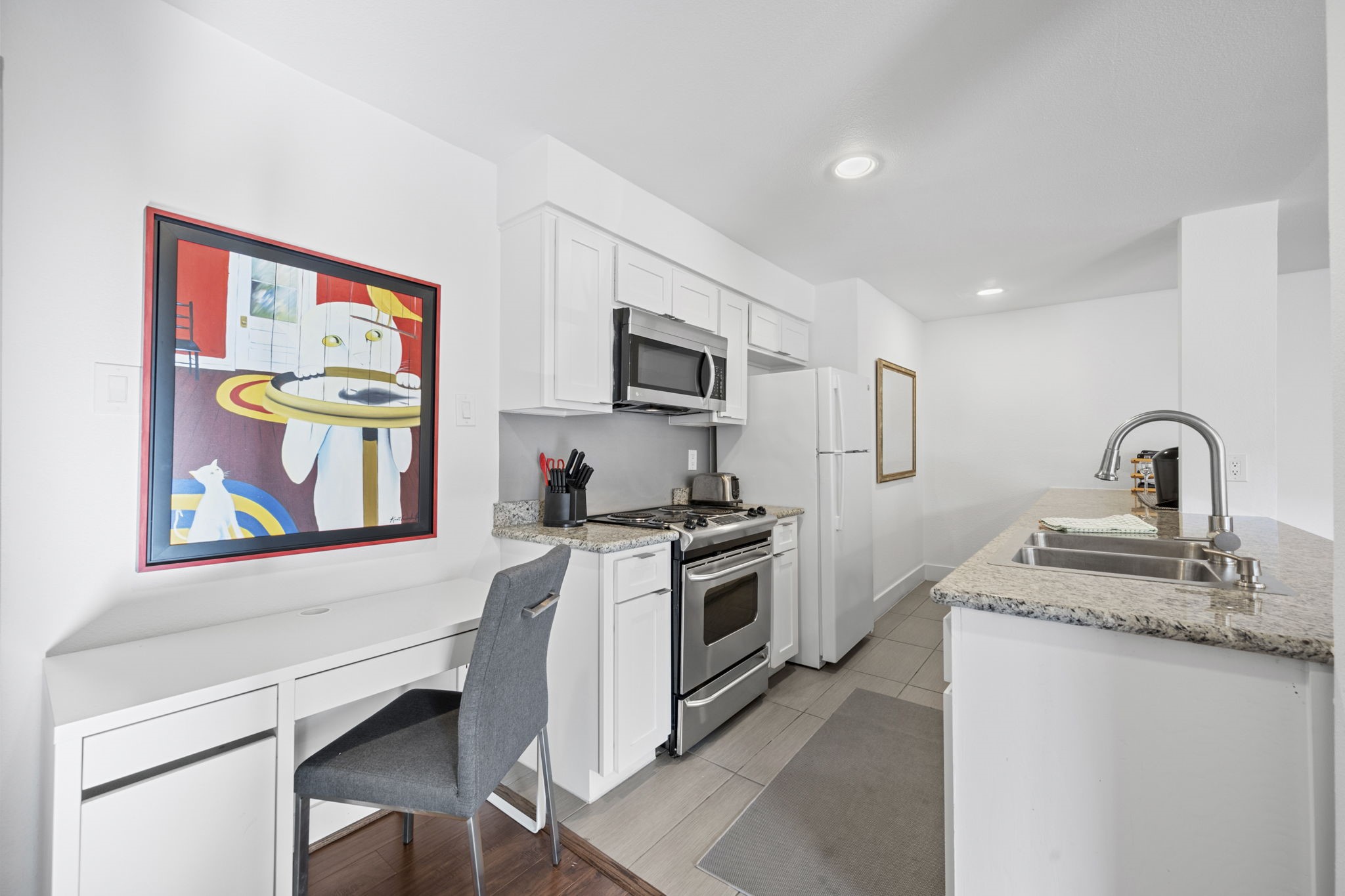 234 Westheimer Road, Unit 8 Houston, TX 77006 - Photo 4 of 24 Wonderful Kitchen With Island Bar