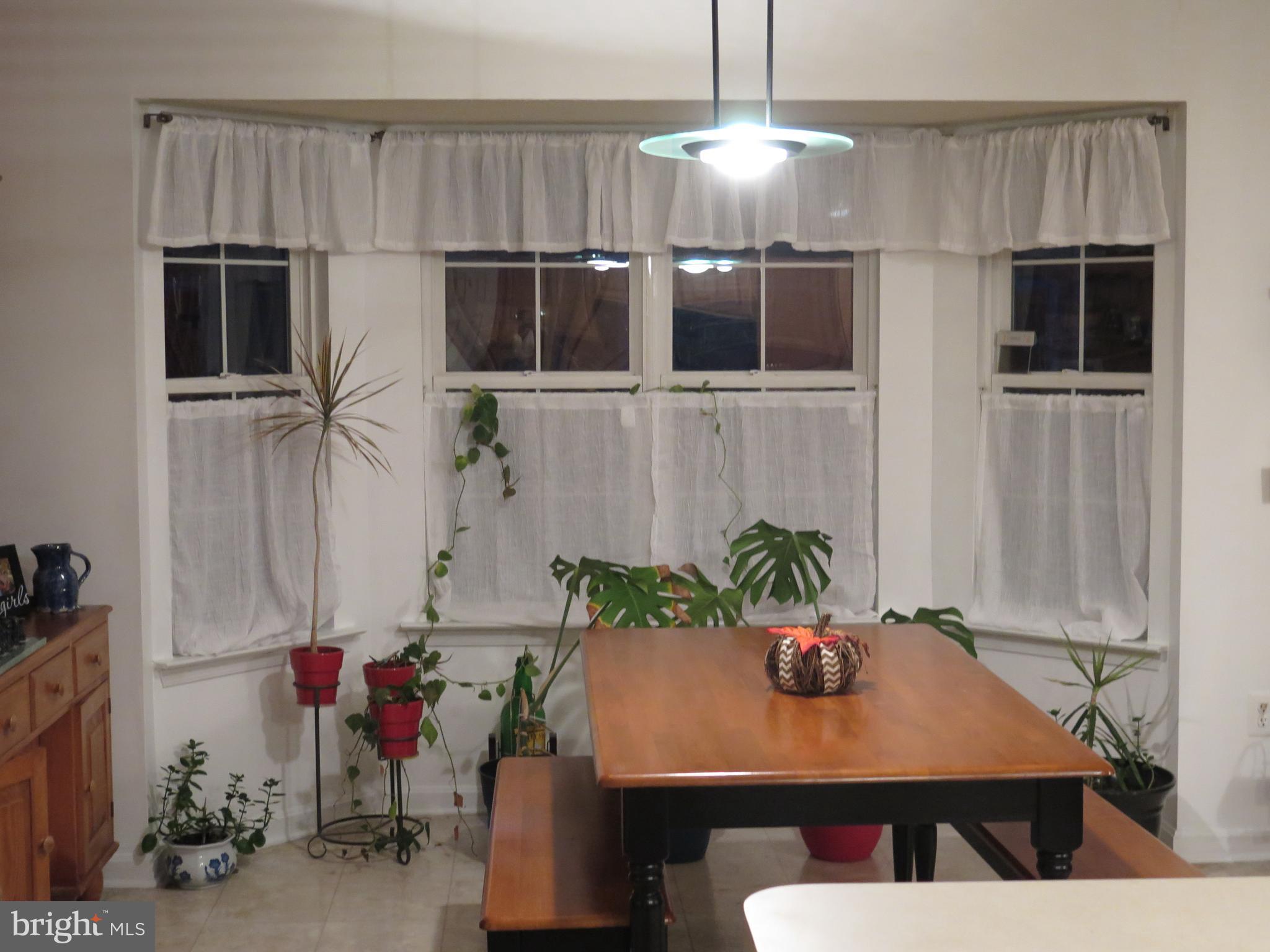 Kitchen dining area - Bay Window