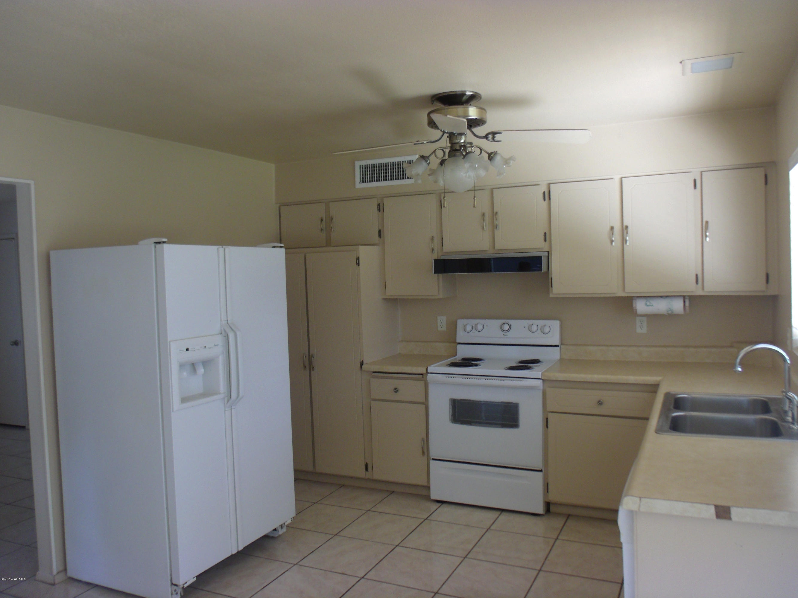 2307 East Kathleen Road Phoenix, AZ 85022 - Photo 4 of 14 Kitchen