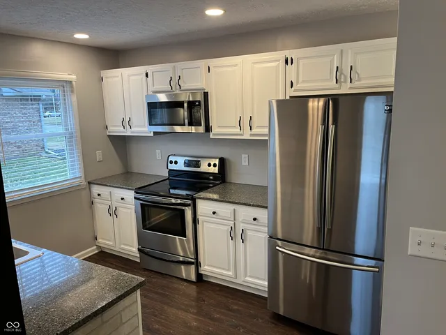 $1,825 | 627 San Carlos Drive, Greenwood, IN 46142