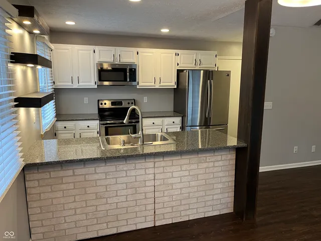 $1,825 | 627 San Carlos Drive, Greenwood, IN 46142