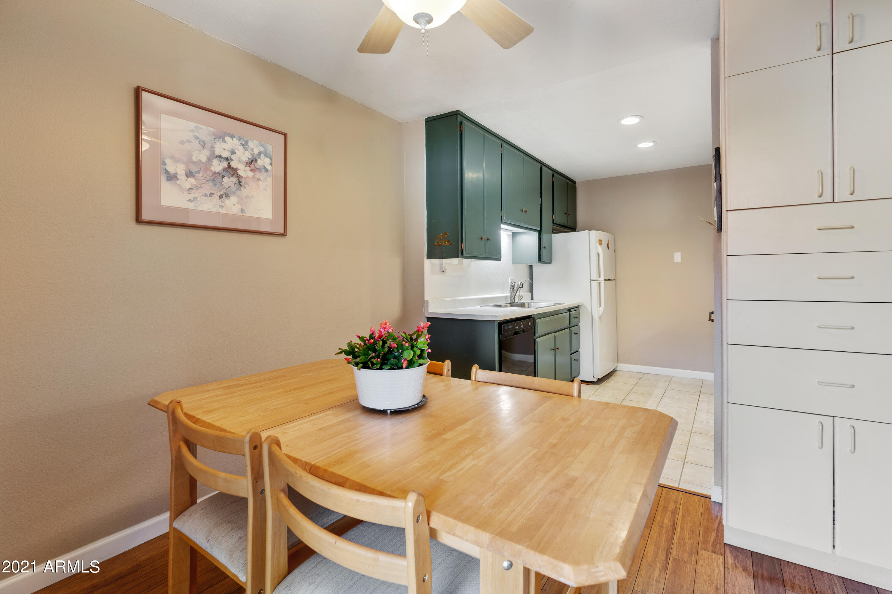 5525 East Thomas Road, Unit Q7 Phoenix, AZ 85018 - Photo 3 of 14 a dining room with a table and chairs