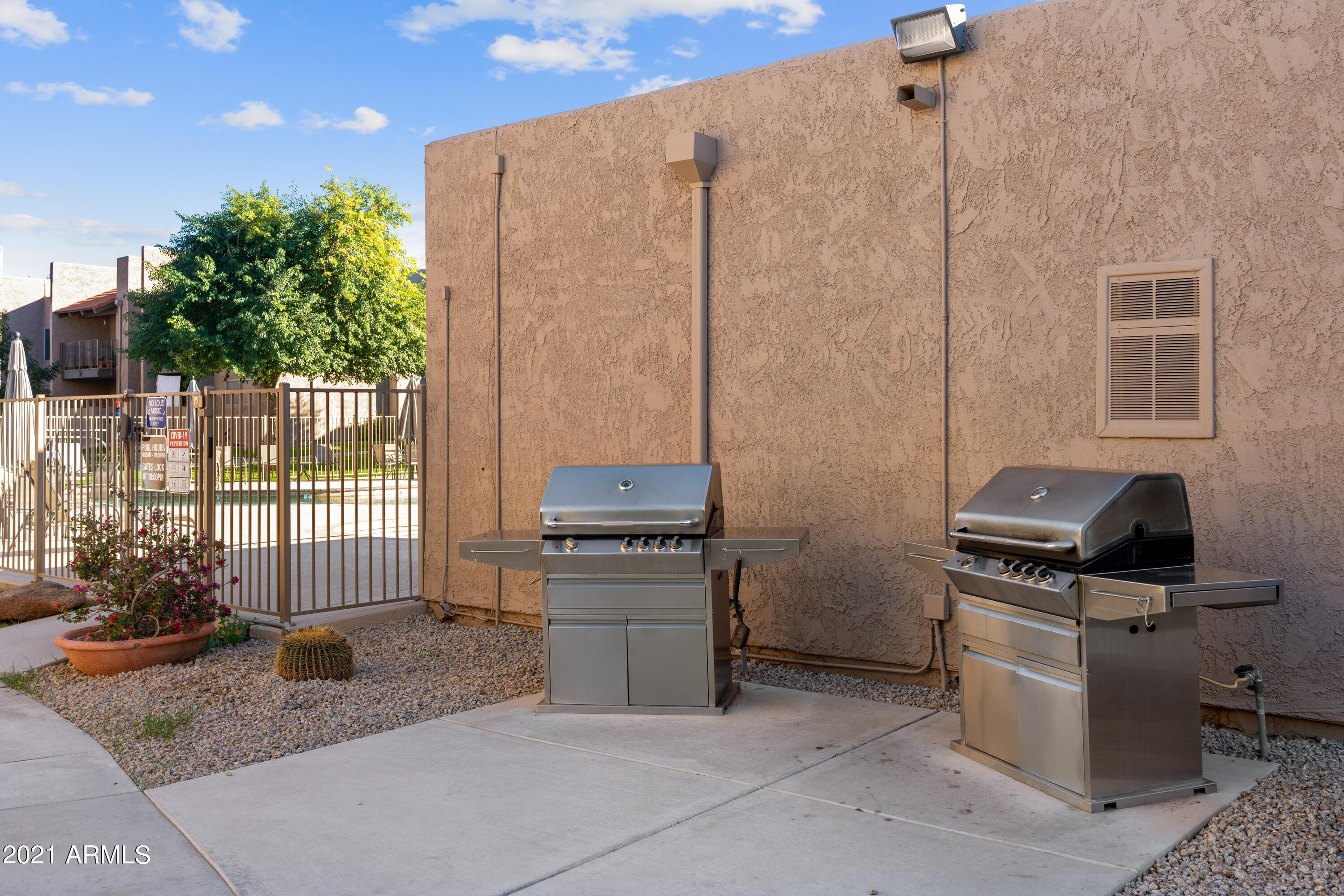 5525 East Thomas Road, Unit Q7 Phoenix, AZ 85018 - Photo 10 of 14 a kitchen that has a sink and a stove