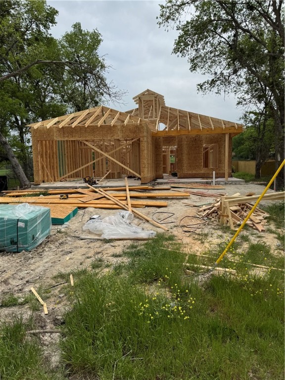 a view of a house with a backyard
