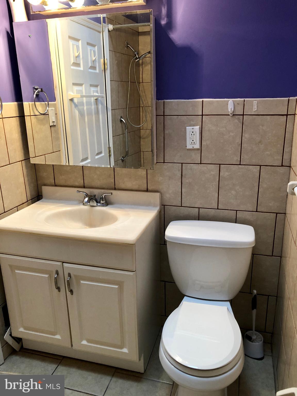 4042 West Ford Road Philadelphia, PA 19131 - Photo 7 of 9 Bathroom