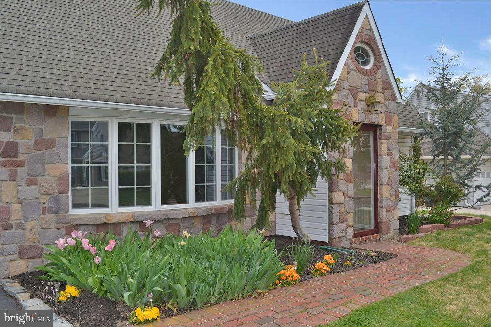 46 Hemlock Road Levittown, PA 19056 - Photo 3 of 33 Gallery Image 3