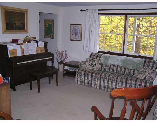 601 Thomas Road Eighty Four, PA 15330 - Photo 2 of 8 Living Room.