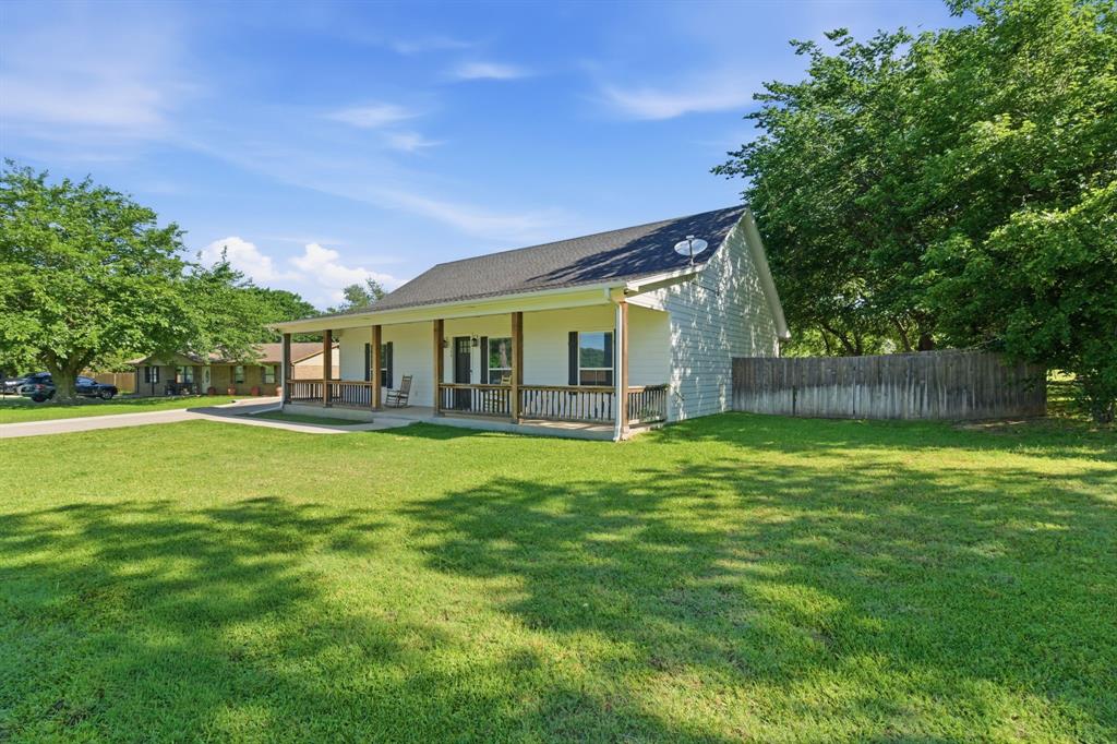 300 Mockingbird Lane Springtown, TX 76082 - Photo 4 of 32