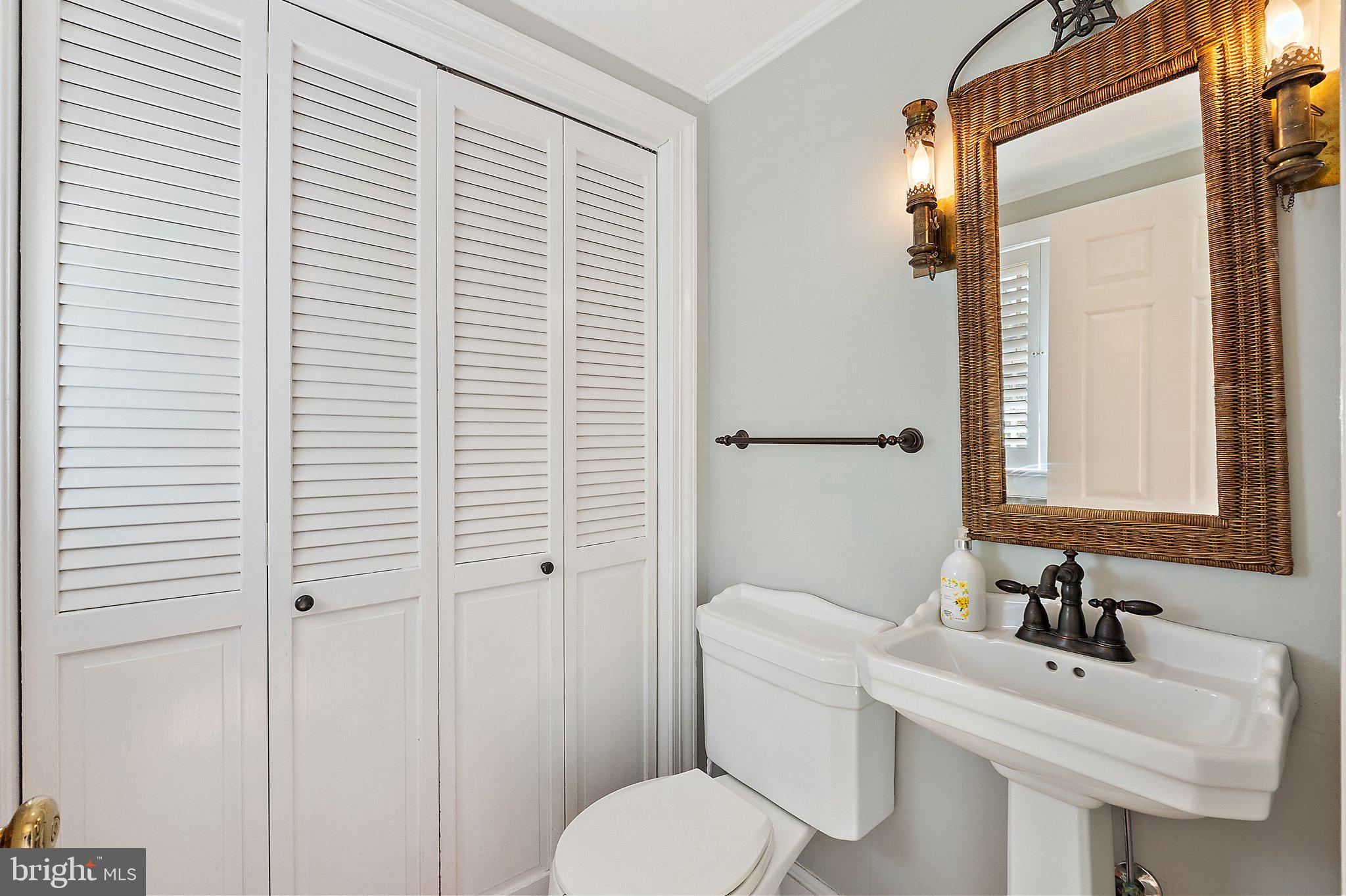 21056 Beaverdam Bridge Road Middleburg, VA 20117 - Photo 30 of 109 Main Level Half Bathroom