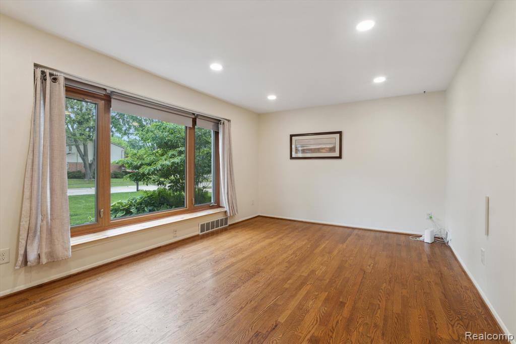 19581 Silver-Spring Street Southfield, MI 48076 - Photo 6 of 40 Gallery Image 6