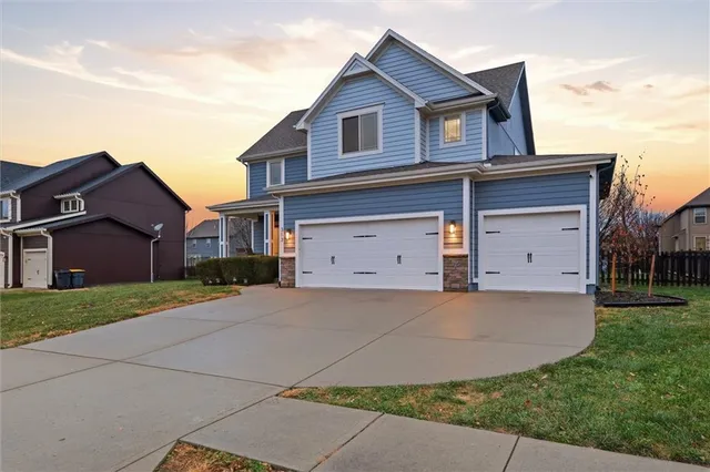 $485,000 | 313 Southwest Eagles Ridge Drive, Blue Springs, MO 64014