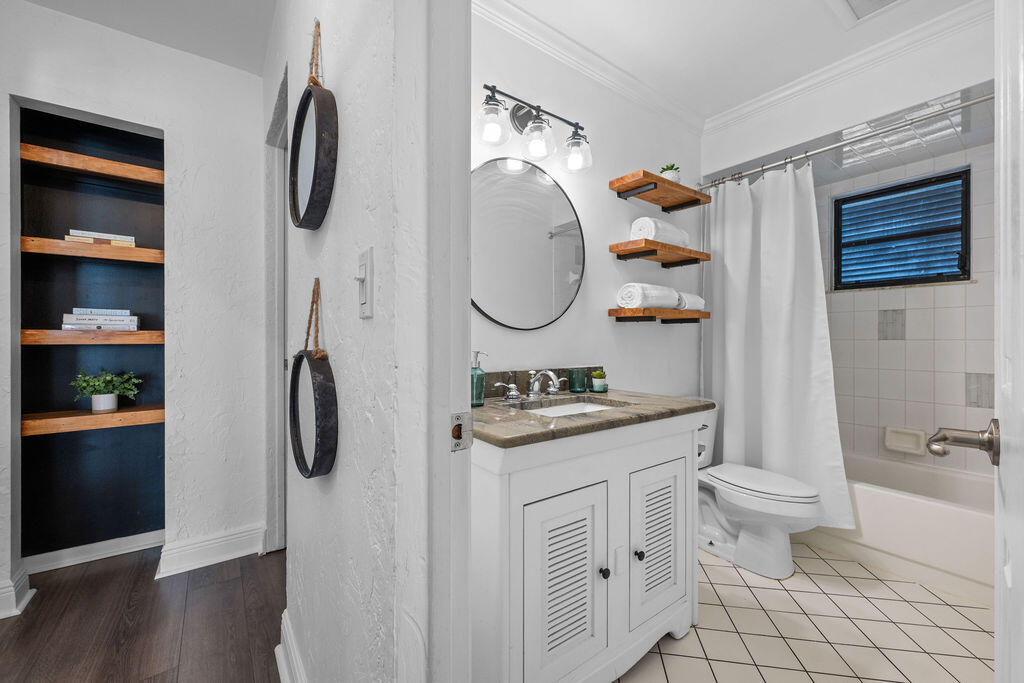 5068 Southeast Major Way Stuart, FL 34997 - Photo 33 of 50 Hall / Guest bath