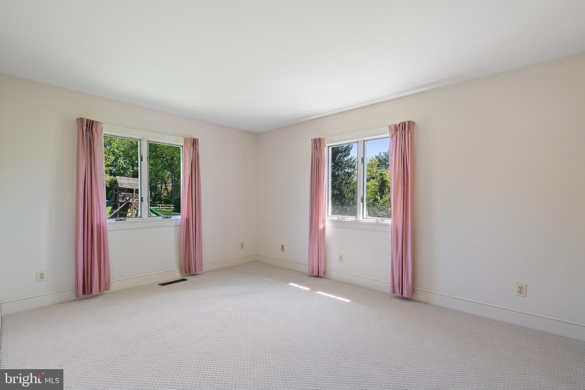 587 Foxcroft Road Warrenton, VA 20186 - Photo 19 of 38 Master bedroom