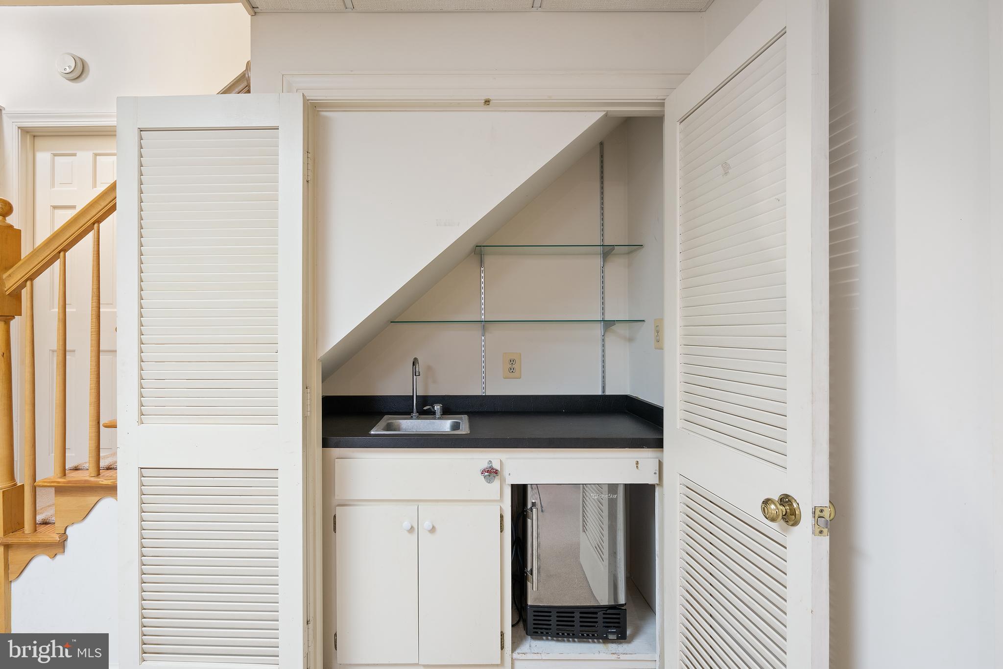 587 Foxcroft Road Warrenton, VA 20186 - Photo 27 of 38 Wet bar