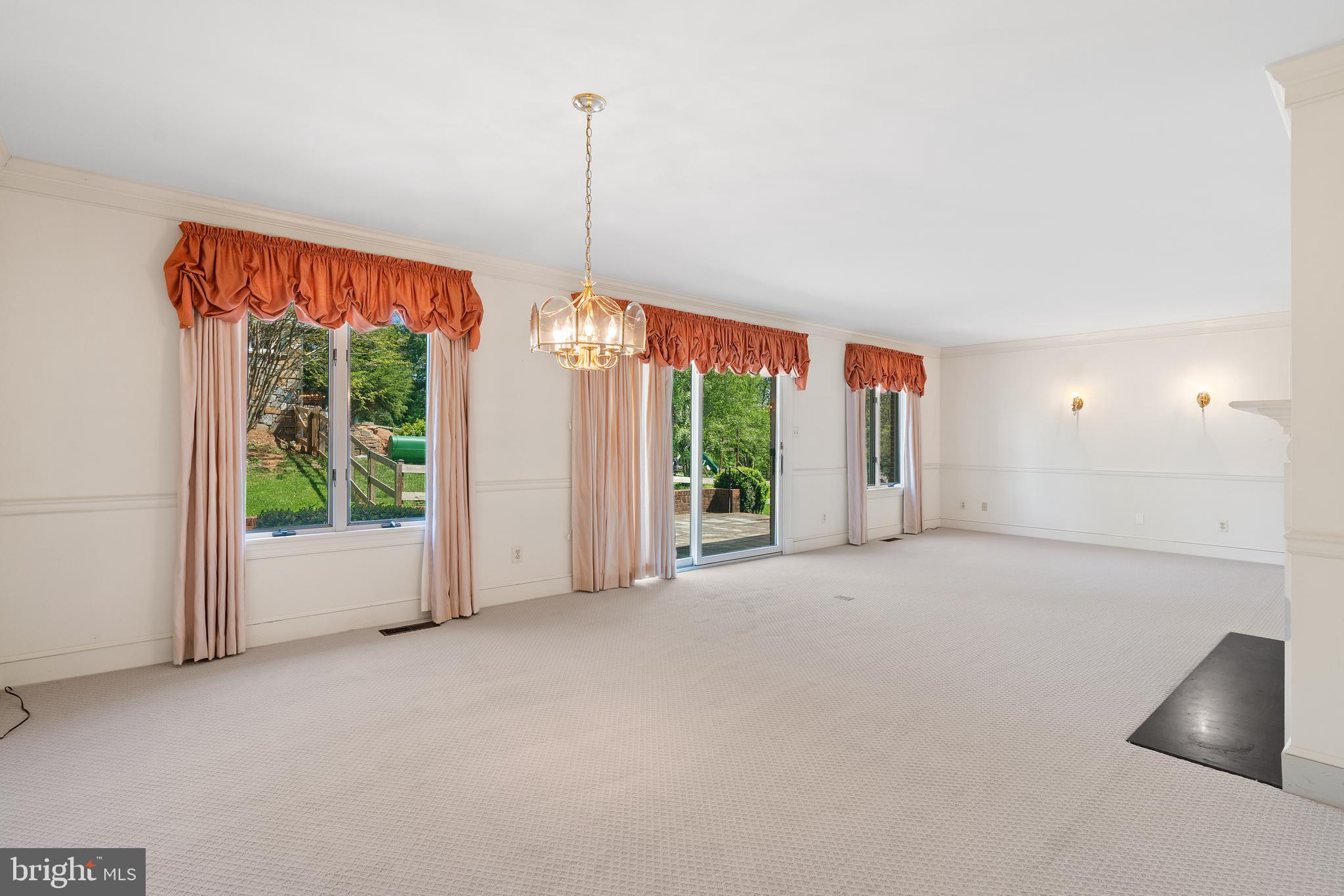 587 Foxcroft Road Warrenton, VA 20186 - Photo 8 of 38 Living room