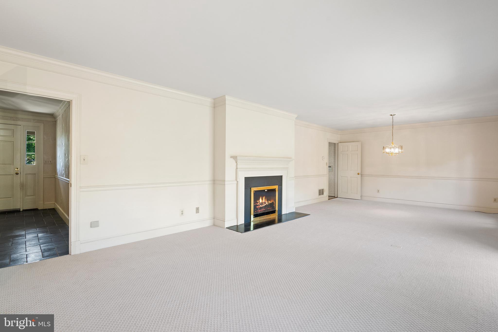 587 Foxcroft Road Warrenton, VA 20186 - Photo 10 of 38 Living room