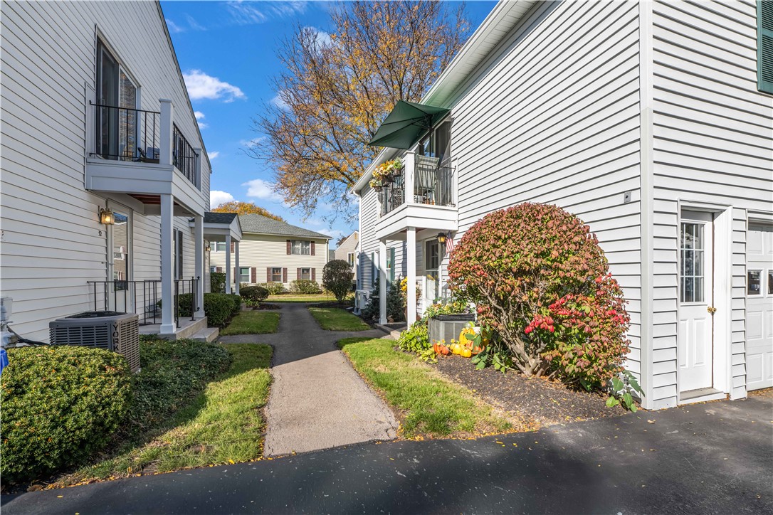 22 Foxcroft Trail Perinton, NY 14450 - Photo 27 of 31 Walkway