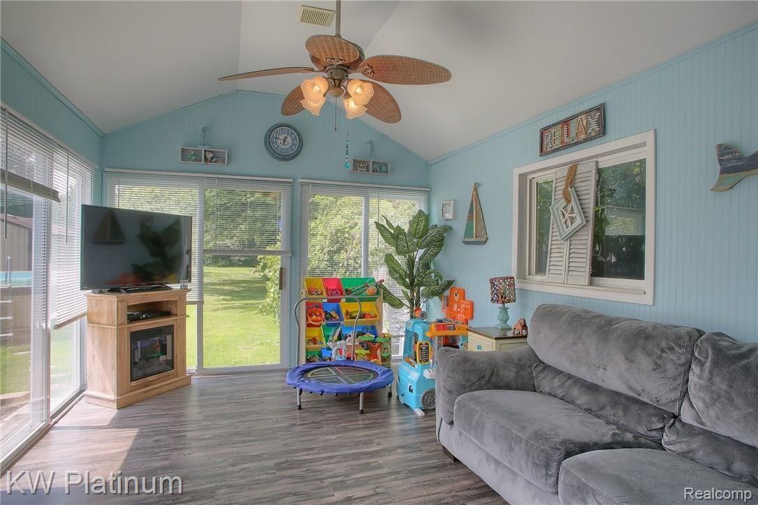 32560 Sutton Road New Baltimore, MI 48047 - Photo 13 of 35 Family_Room.jpg