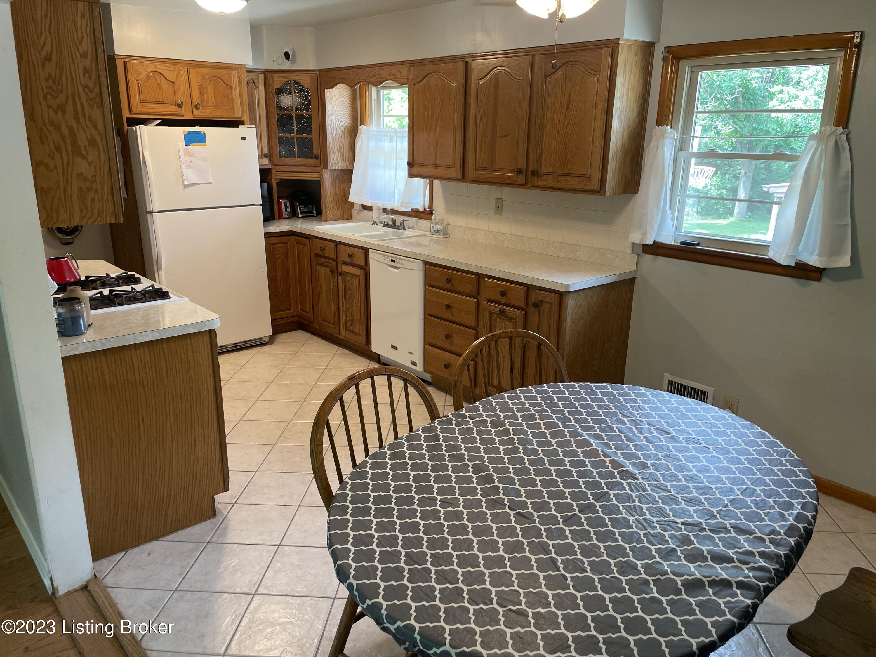 5215 Layne Road Louisville, KY 40219 - Photo 15 of 33 662761DB-1B26-4D2C-8FA0-7727F8C7884D