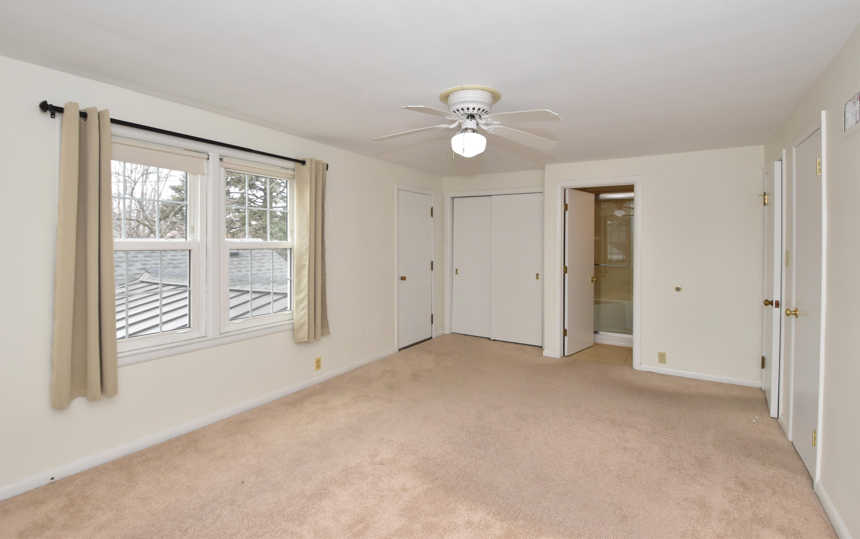 7200 West Locust Street Milwaukee, WI 53210 - Photo 19 of 47 Primary Bedroom