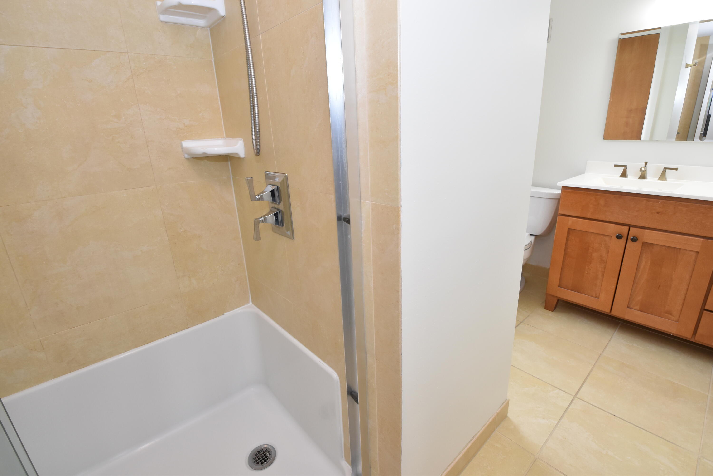 7200 West Locust Street Milwaukee, WI 53210 - Photo 20 of 47 En-Suite