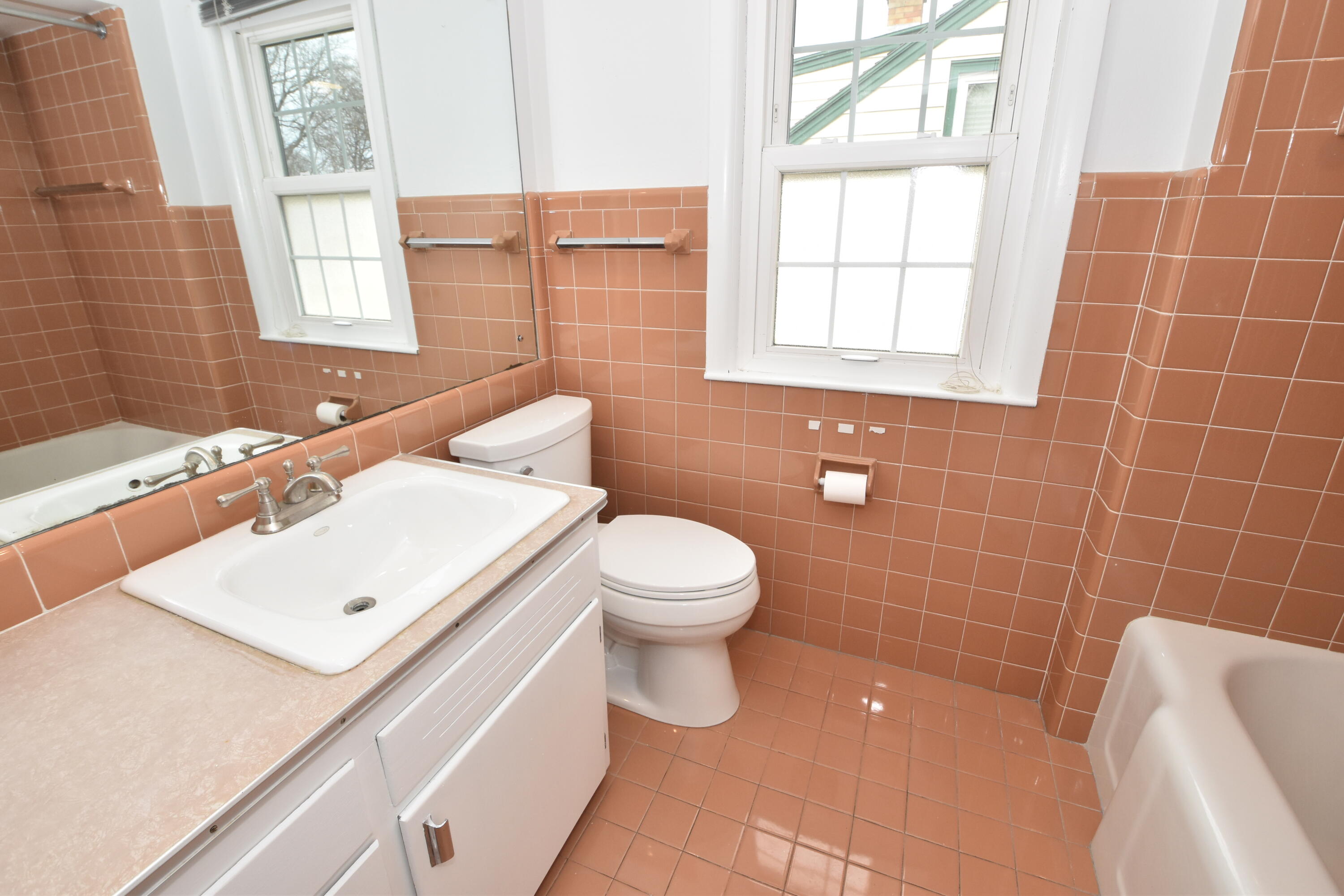 7200 West Locust Street Milwaukee, WI 53210 - Photo 27 of 47 Second Full Bath