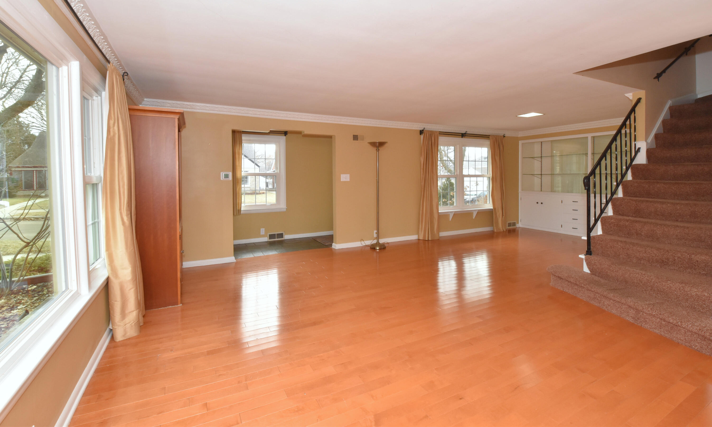 7200 West Locust Street Milwaukee, WI 53210 - Photo 3 of 47 Living Room