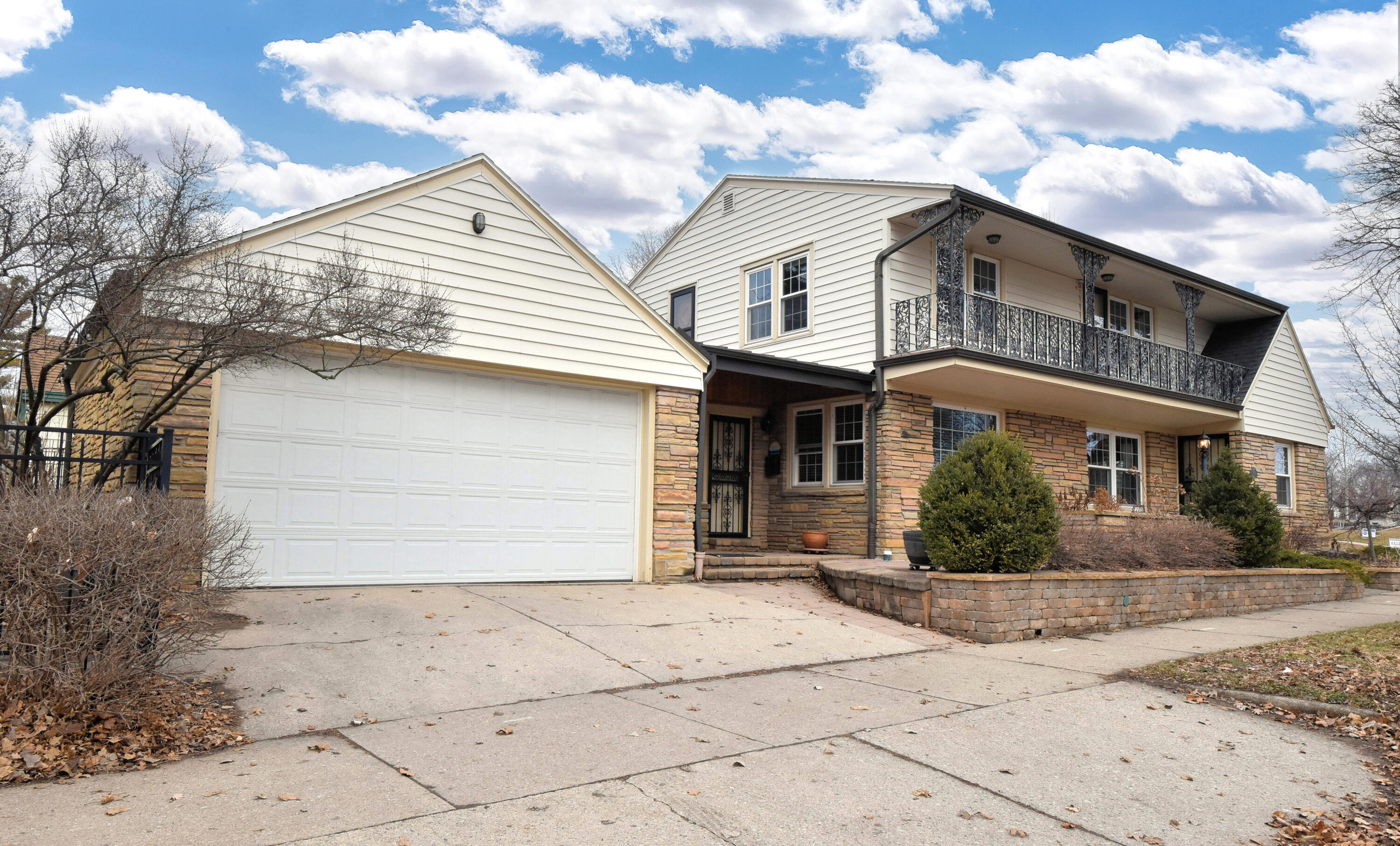 7200 West Locust Street Milwaukee, WI 53210 - Photo 38 of 47 Garage