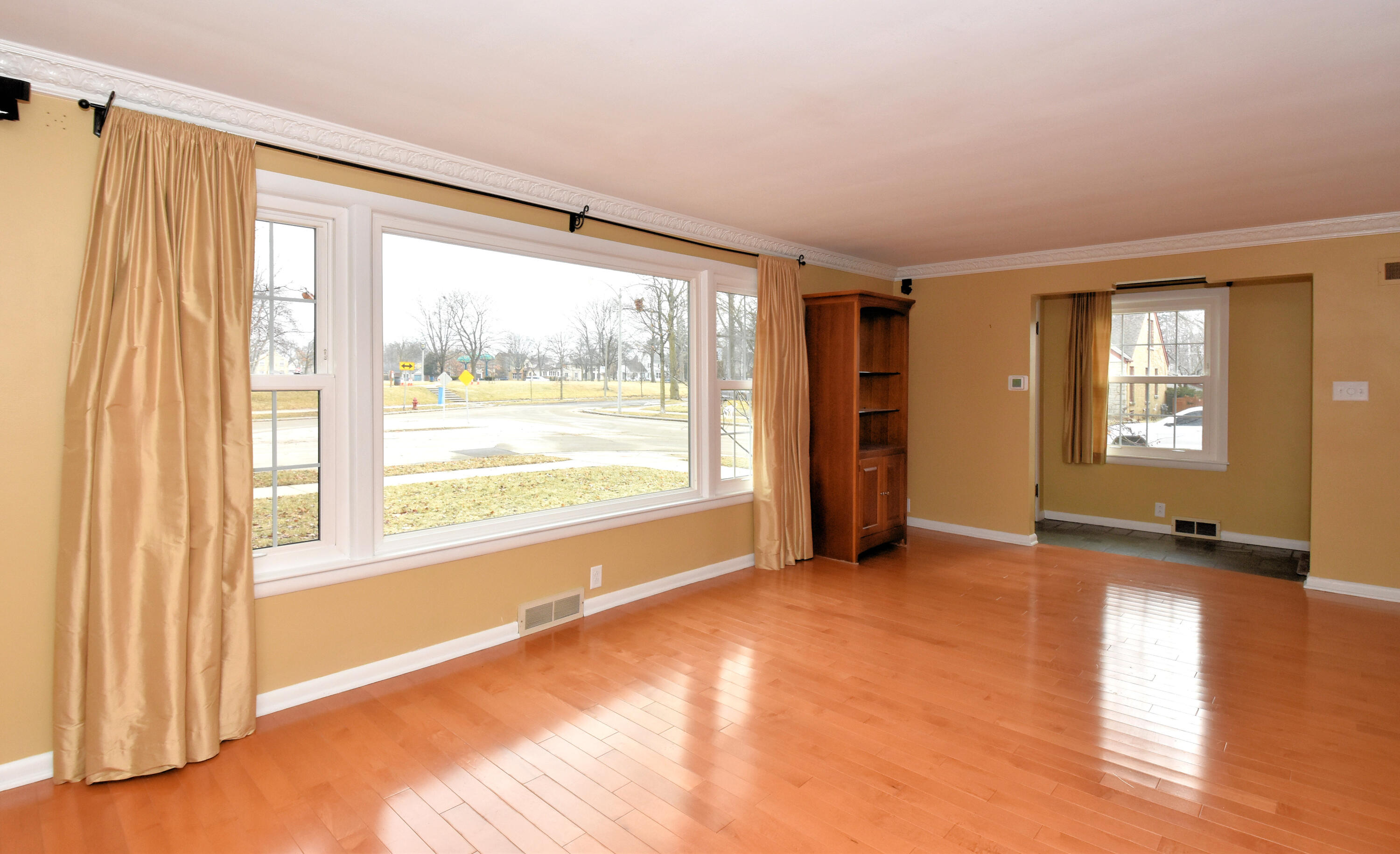 7200 West Locust Street Milwaukee, WI 53210 - Photo 5 of 47 Living Room