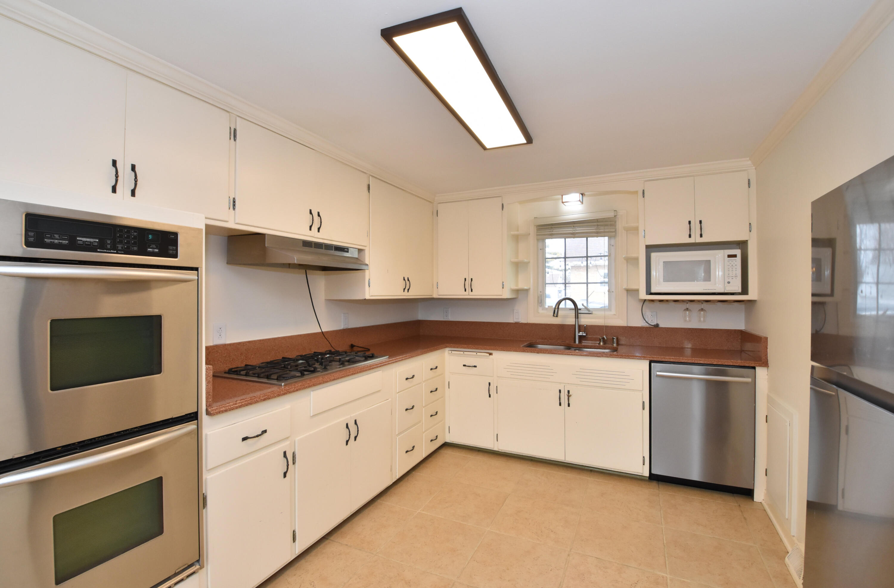 7200 West Locust Street Milwaukee, WI 53210 - Photo 9 of 47 Kitchen