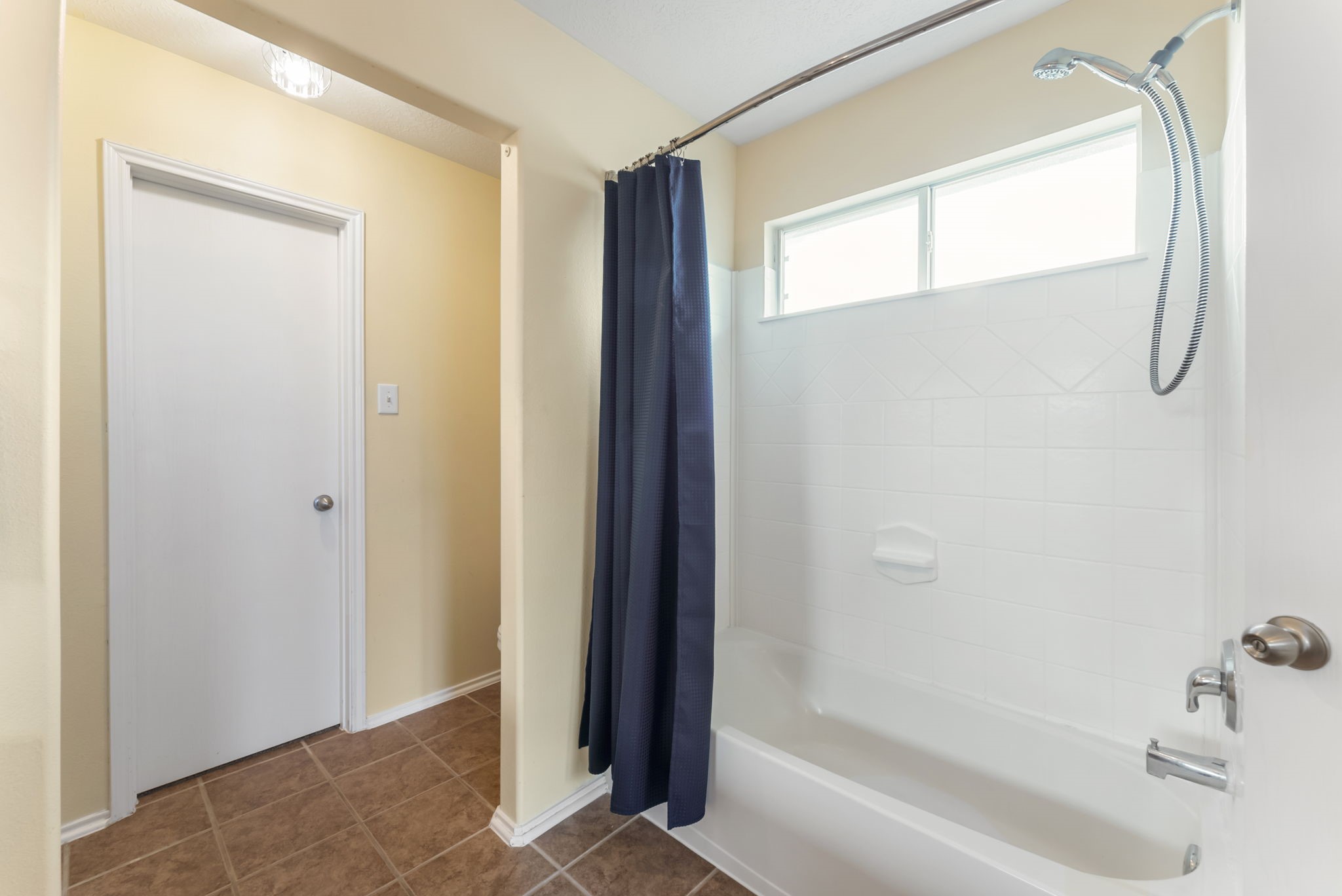 7203 Cool Springs Magnolia, TX 77354 - Photo 20 of 31 a bathroom with a bathtub