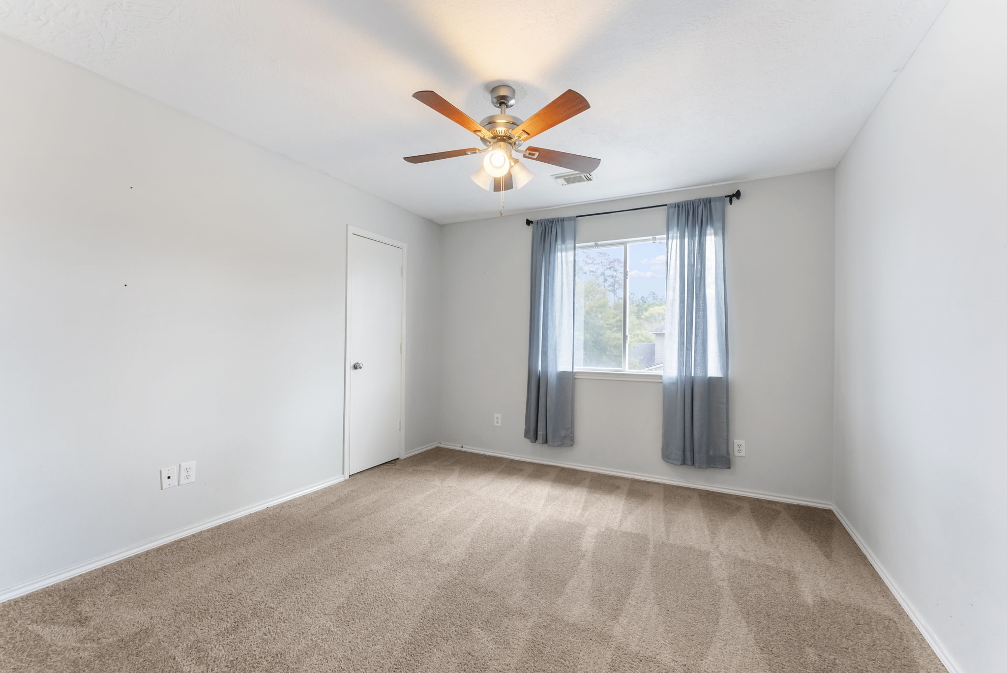 7203 Cool Springs Magnolia, TX 77354 - Photo 25 of 31 an empty room with windows and fan
