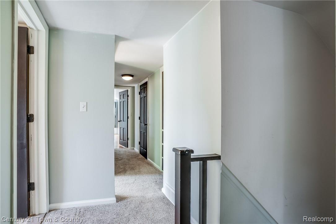 4100 Beach Road Troy, MI 48098 - Photo 34 of 54 Upper Level Hall 1.jpg