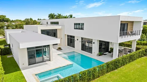 a view of an house with deck area and balcony