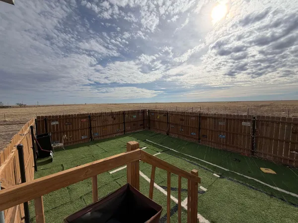 a view of a house with backyard