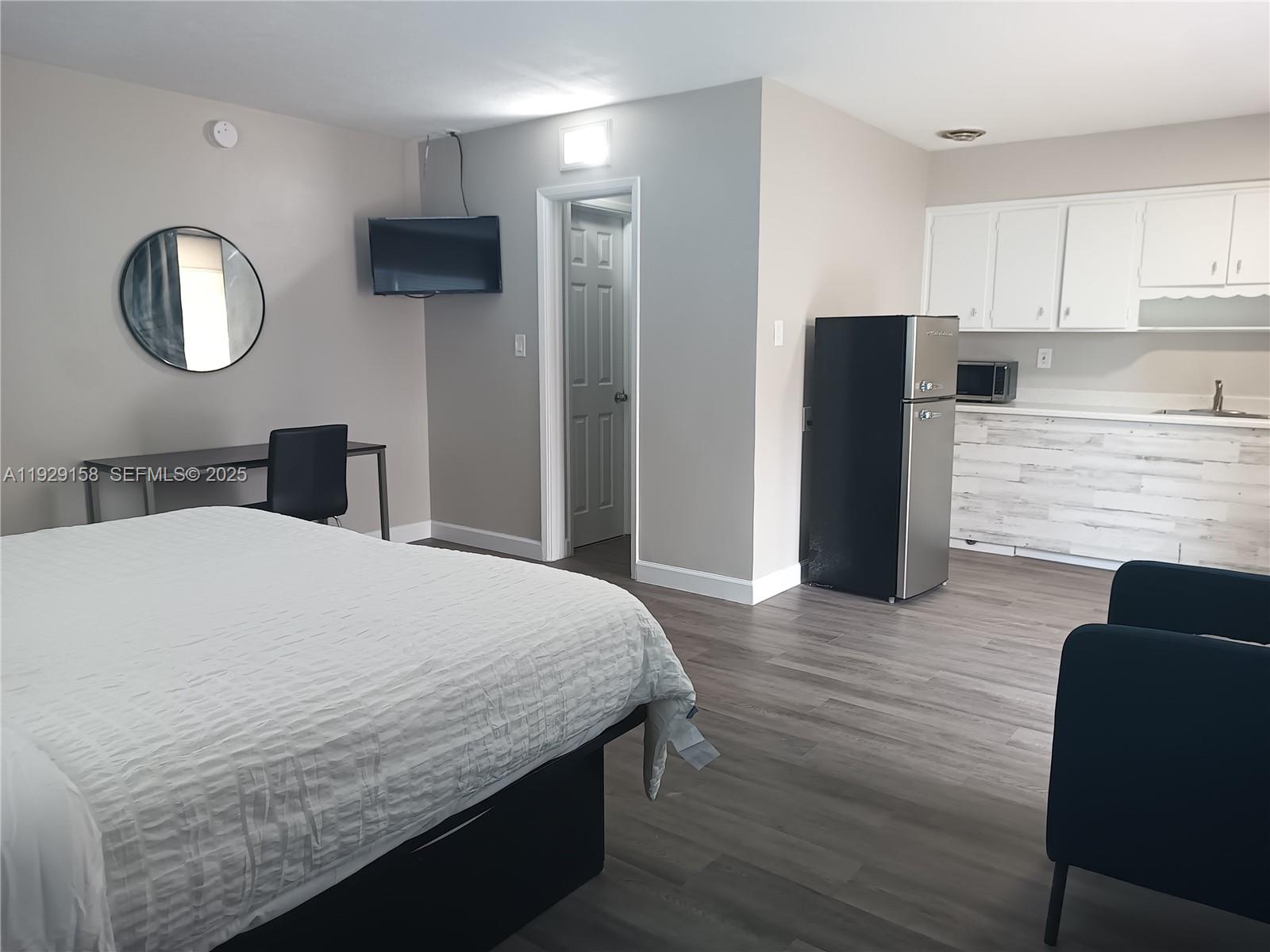 507 Southeast 18th Street, Unit 5 Fort Lauderdale, FL 33316 - Photo 3 of 5 a bedroom with a bed and a mirror