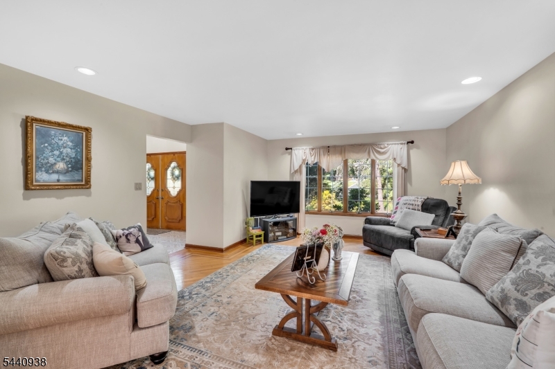 10 Loriann Road Warren, NJ 07059 - Photo 5 of 34