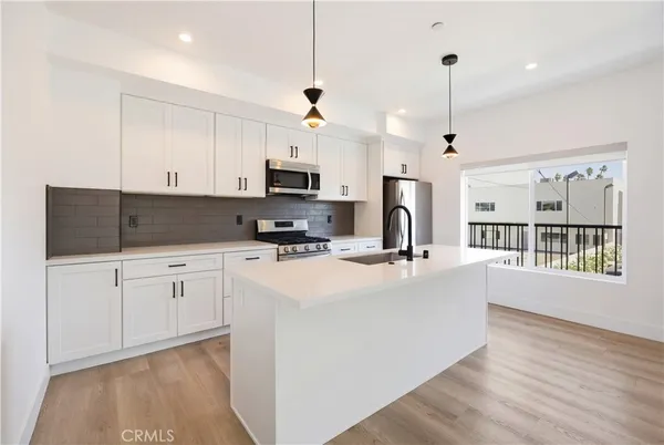 $3,595 | 21721 Hart Street, Canoga Park, CA 91303