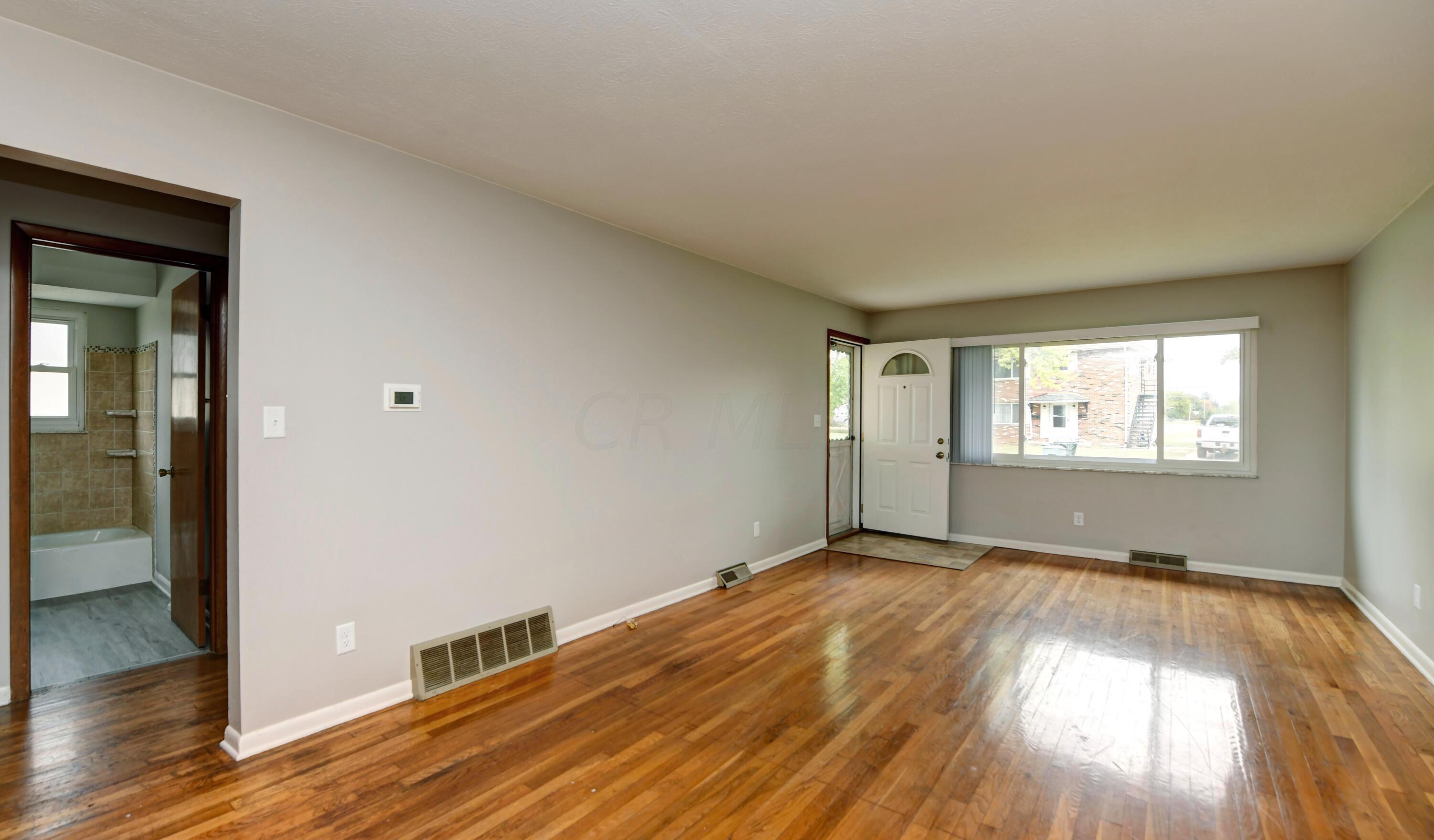 3715 Arnelle Road Columbus, OH 43228 - Photo 3 of 24 Living Room (2)
