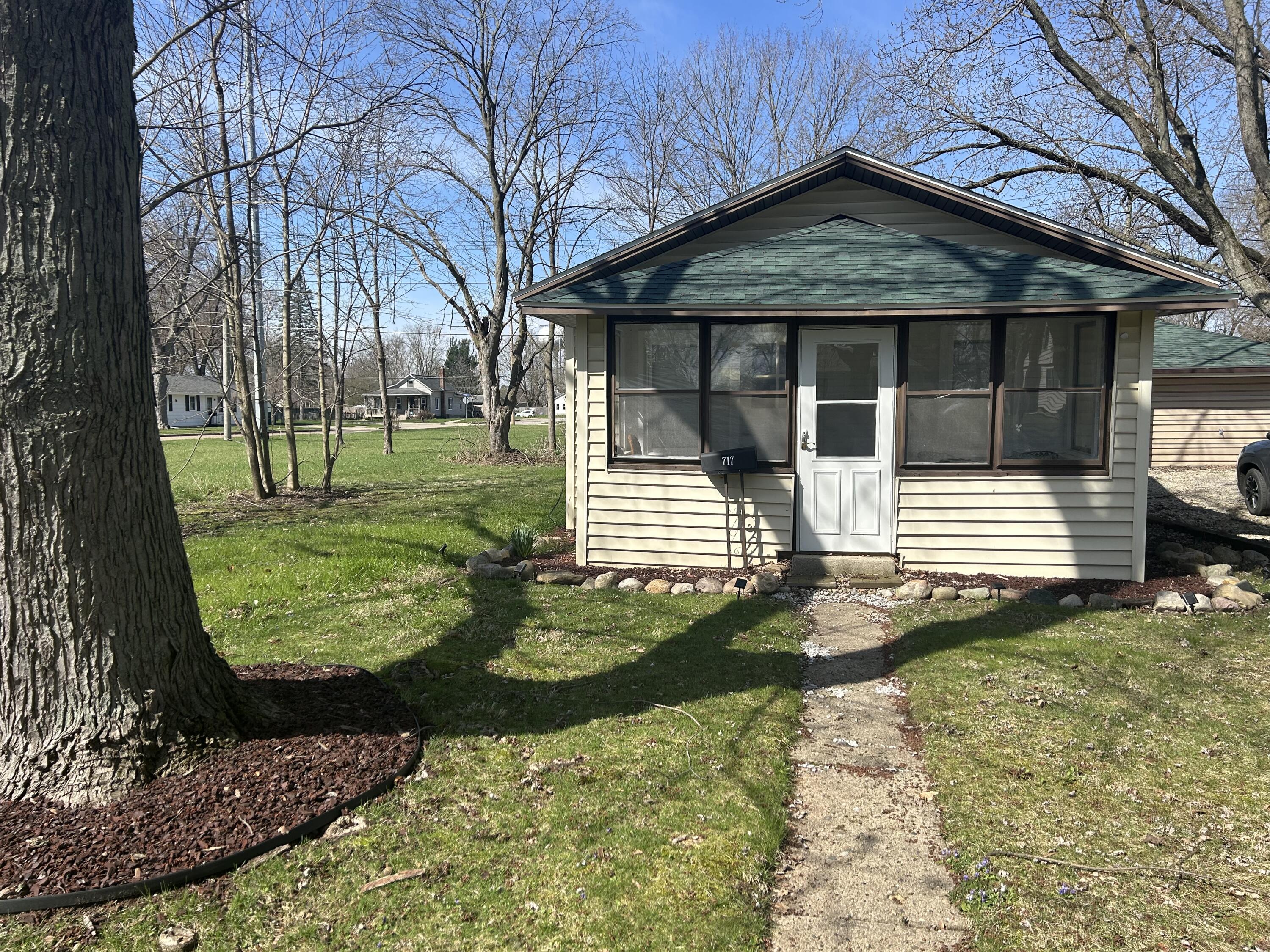 717 South Hooker Avenue Three Rivers, MI 49093 - Photo 1 of 28 IMG_4938