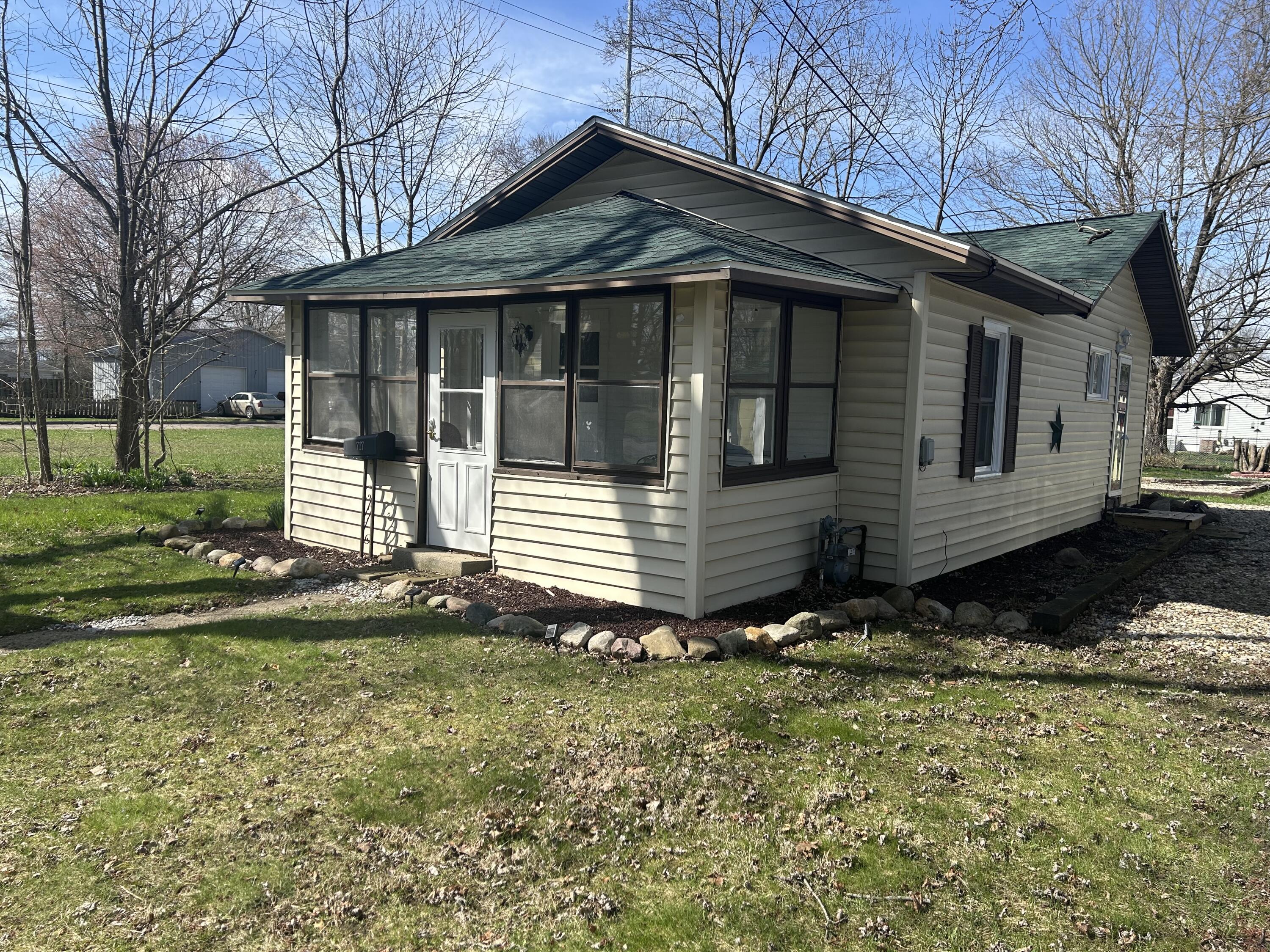 717 South Hooker Avenue Three Rivers, MI 49093 - Photo 2 of 28 IMG_4945