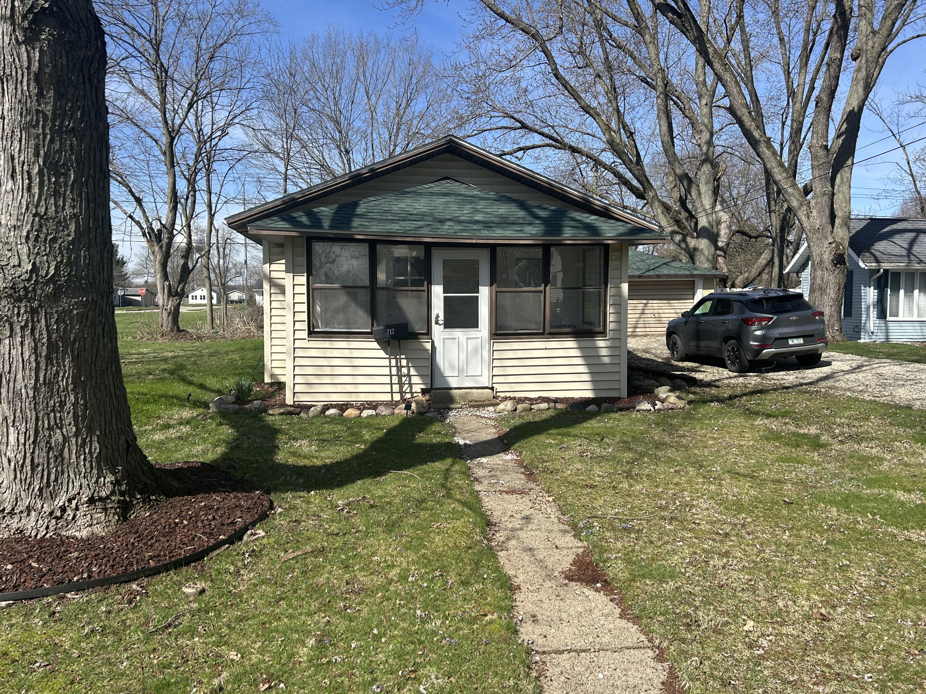 717 South Hooker Avenue Three Rivers, MI 49093 - Photo 3 of 28 IMG_4941
