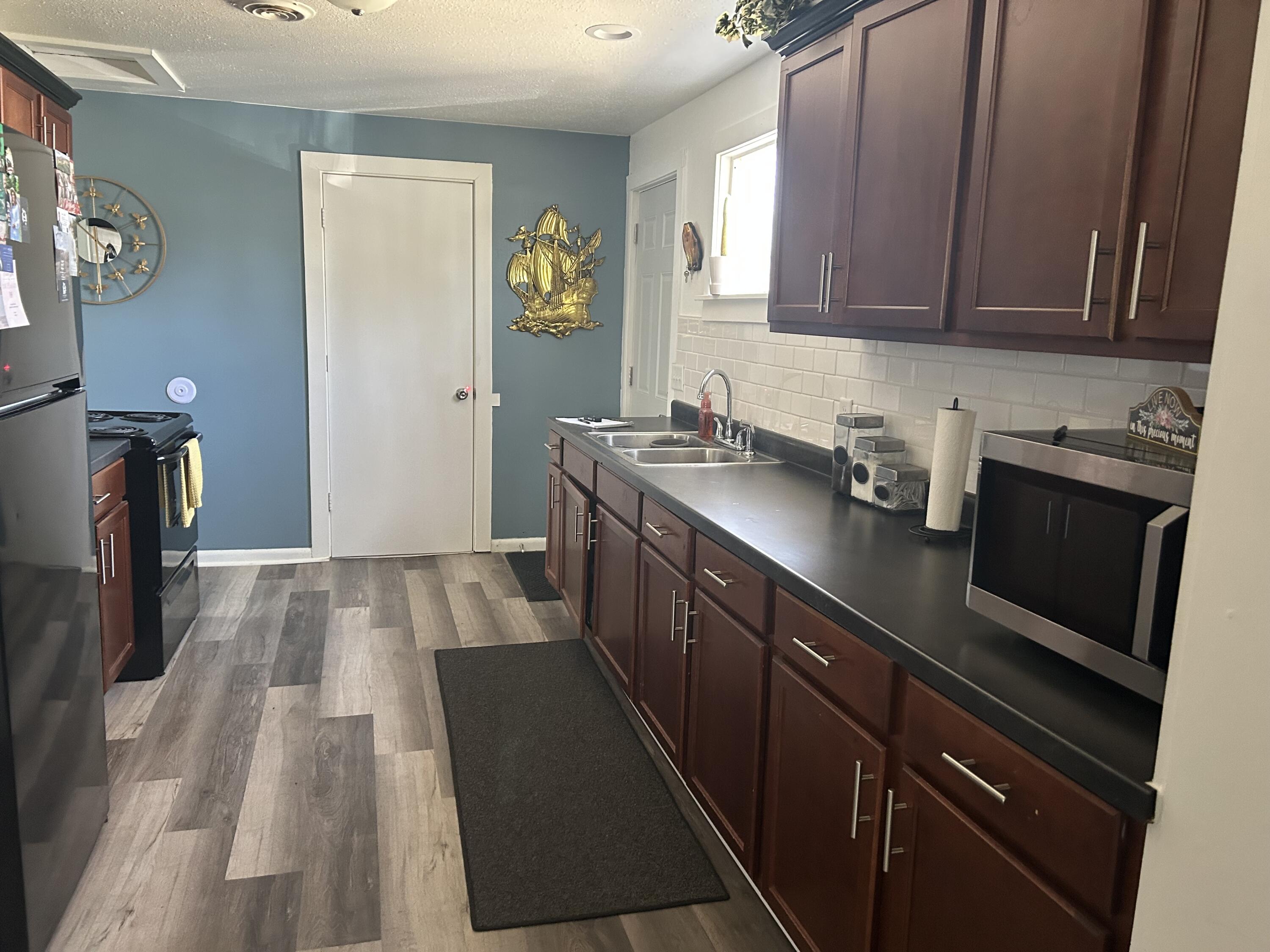 717 South Hooker Avenue Three Rivers, MI 49093 - Photo 5 of 28 IMG_4923