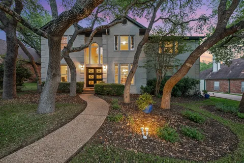 a view of a yard in front of house
