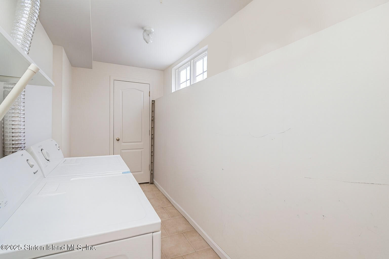 22 El Camino Loop Staten Island, NY 10309 - Photo 25 of 29 a en suite bathroom with a sink and a mirror