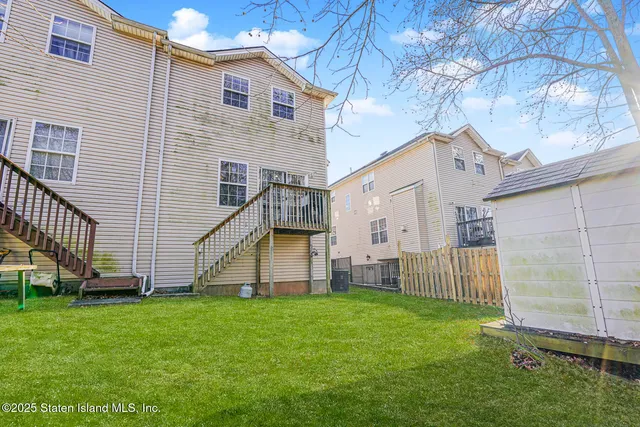 a view of a house with backyard